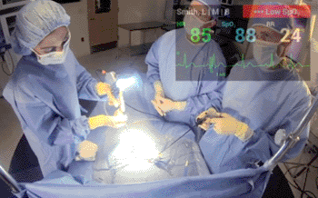 Imagen: Observación de una operación a través de Google Glass (Fotografía cortesía de Google).